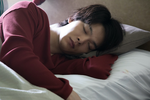 中村倫也、「睡眠の日」にキュートな寝顔写真解禁！