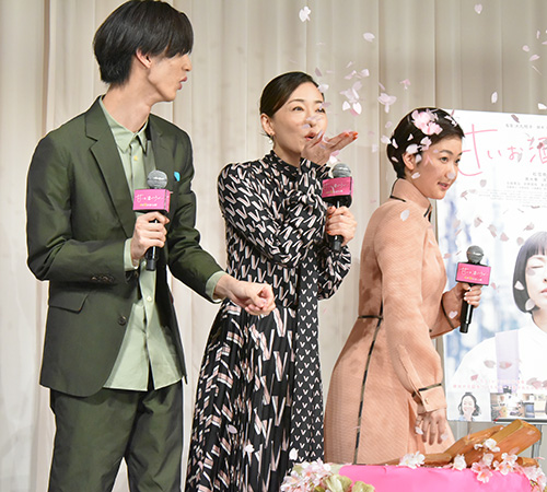 左から清水尋也、松雪泰子、黒木華