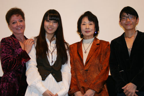 左からロザンナ、穂のか、吉行和子、宮平貴子監督
