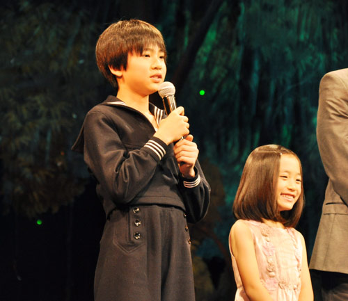 幼い兄妹を演じた桑代貴明（左）と北村沙羅（右）