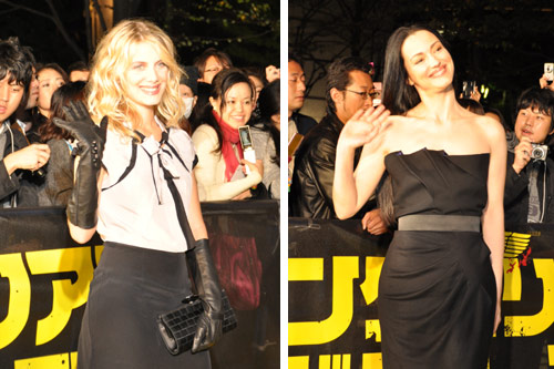 可憐なファッションで登場した仏人女優メラニー・ロラン（左）とセクシーでシックなドレス姿のジュリー・ドレフュス（右）