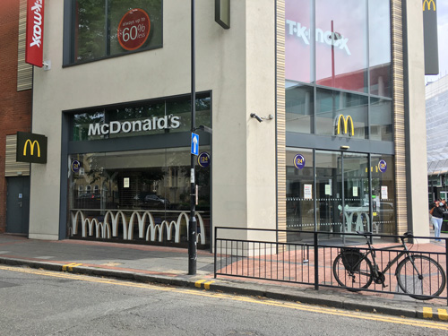 休業中のロンドン市内のマクドナルド