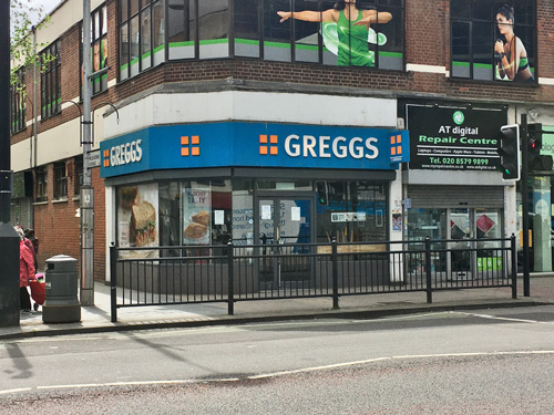 休業中のロンドン市内のGREGGS