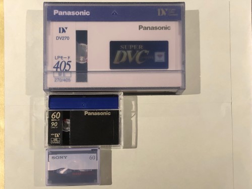 （写真1）上から、DV標準カセット、miniDVカセット、microMVカセット
