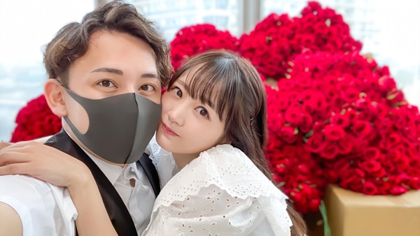 結婚を報告した浜田翔子（右）とカブキン（左）