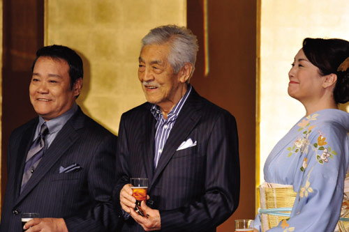 左から西田敏行、三國連太郎、松坂慶子