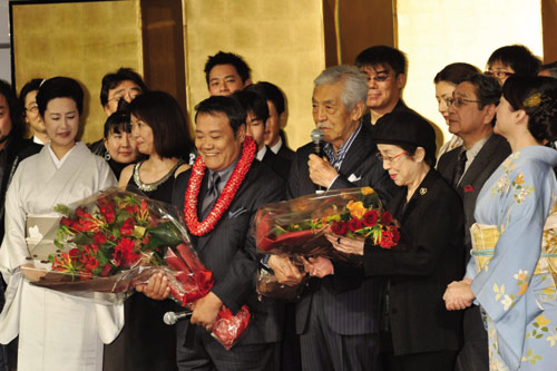 左から名取裕子、浅田美代子、西田敏行、三國連太郎、奈良岡朋子、松坂慶子