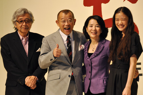 左から山田洋次、笑福亭鶴瓶、吉永小百合、蒼井優