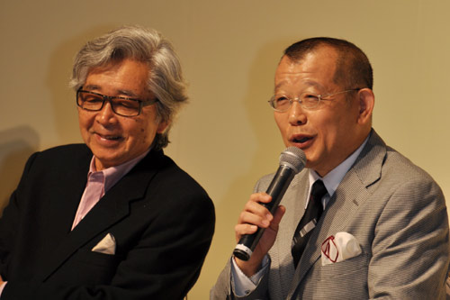 笑福亭鶴瓶（右）のコメントを楽しそうに聞く山田洋次監督（左）