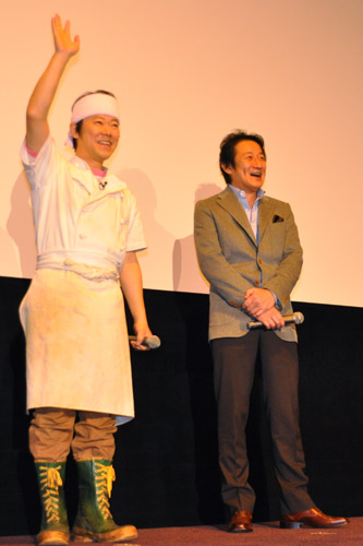 客席からの声援に手を振って応える阿部サダヲ（左）と水田伸生監督（右）