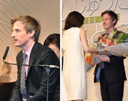 スパイク・ジョーンズ監督／左：会見中の様子。右：永作博美（左）から花束贈呈を受ける監督