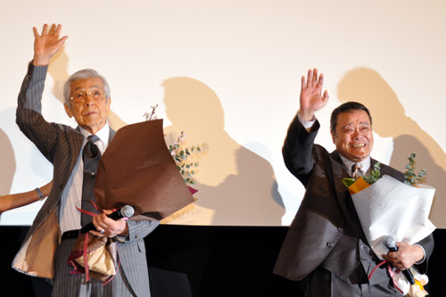 スタッフからの花束を手に去る2人