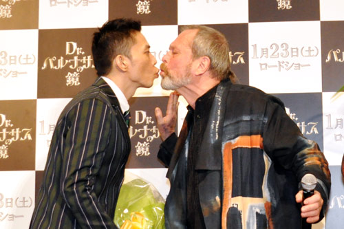 花束贈呈時にキスを交わす太田光（左）とテリー・ギリアム監督（右）