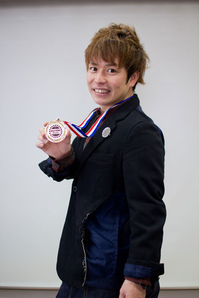 金メダルを手にした石田太志選手