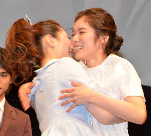 「ゆうばり国際ファンタスティック映画祭」武田梨奈（左）と抱き合う松岡茉優（右）