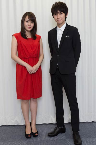 藤原令子（左）と本郷奏多（右）