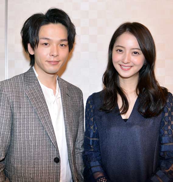 中村倫也（左）と佐々木希（右）