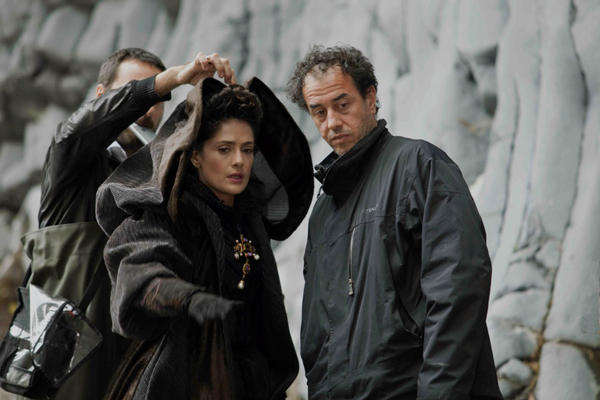『五日物語〜』撮影中のマッテオ・ガローネ監督（右）。サルマ・ハエックを演出中。