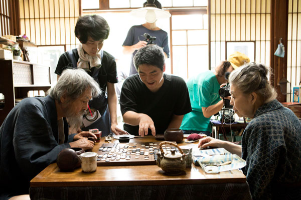 撮影中の様子。左から山崎努、沖田修一監督、樹木希林