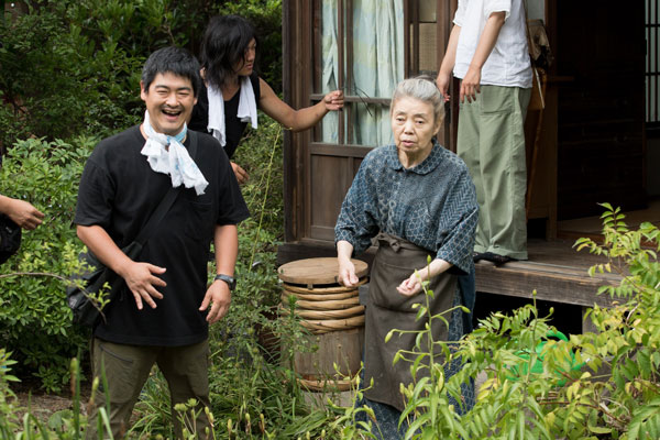 撮影中の沖田修一監督（左）と樹木希林（右）