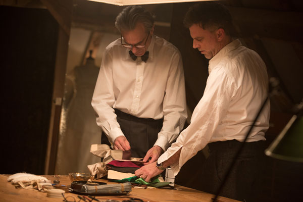 『ファントム・スレッド』撮影中のダニエル・デイ＝ルイス（左）とポール・トーマス・アンダーソン監督（右）