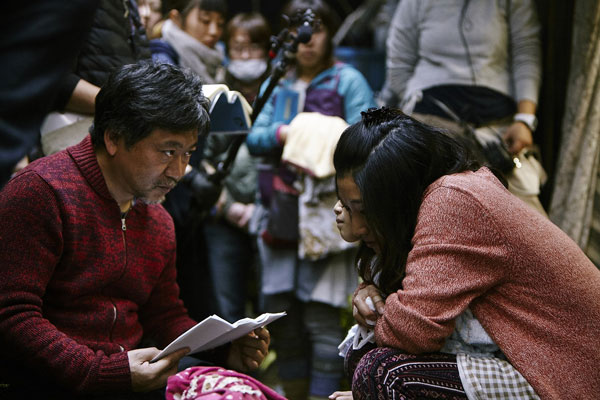 『万引き家族』撮影中の是枝裕和監督と安藤サクラ