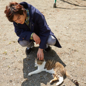 北村匠海が猫とたわむれる！ 映画 『さくら』メイキングカット公開