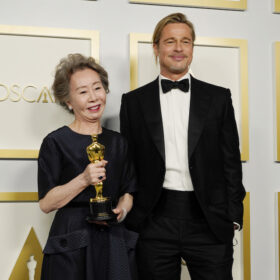 助演女優賞を獲得したユン・ヨジョンと、プレゼンターのブラッド・ピット
 （C）Getty Images