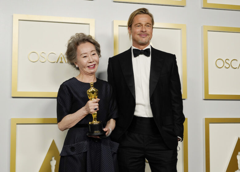 助演女優賞を獲得したユン・ヨジョンと、プレゼンターのブラッド・ピット
 （C）Getty Images