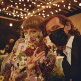 グラミー賞では花を散りばめたようなロマンティックなミニドレスとおそろいのマスク姿が可愛いと話題に！
テイラー・スウィフトのinstagramより（@taylorswift）