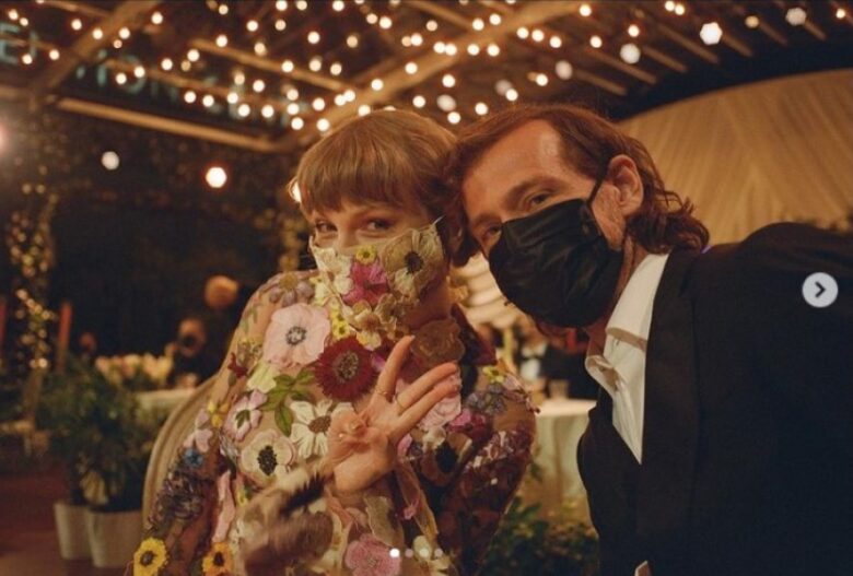 グラミー賞では花を散りばめたようなロマンティックなミニドレスとおそろいのマスク姿が可愛いと話題に！
テイラー・スウィフトのinstagramより（@taylorswift）