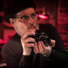 58歳ジョニー・デップが主演映画で扮する写真家に「そっくり！ 」と話題
