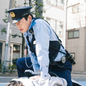 崎山つばさ、元新人警察官の解決屋として裏切り者を倒す！『クロガラス』シリーズ最新作の予告編＆新場面写真