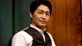 『ドラゴン桜』でクセある国語教師を演じた安田顕、こんどは厳格な写真館の館主に！