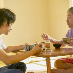 松山ケンイチとムロツヨシ、塩辛と佃煮で食卓を囲む『川っぺりムコリッタ』新場面写真公開