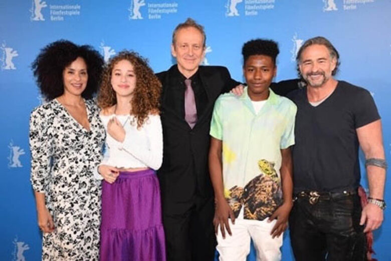 2020年ベルリン国際映画祭にて。左から、監督の妻で母親役のカリン・パーソンズ、ラナ・ロックウェル、アレクサンダー・ロックウェル、マリク役のジャバリ・ワトキンス、ボー役のML・ジョゼファー
