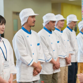 学校給食に熱心な芦屋の小学校を舞台に“五つ星”目指して奮闘する新任の先生を温かく描く