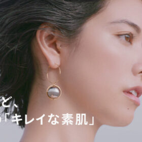 「マキアージュ 毛穴レス美容液リキッドファンデ」のCM