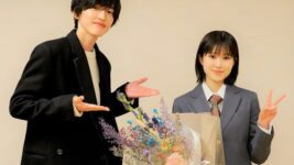 なにわ男子・道枝駿佑、W主演のパートナー福本莉子へサプライズの花束贈呈！
