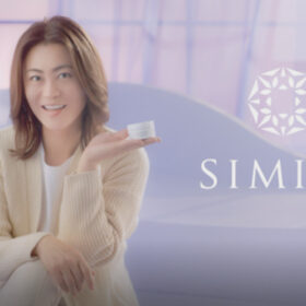 「SIMIUS（シミウス）」の新CM「自分らしい肌を、シミウスで叶える」篇
