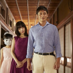 白仮面の少女、笑う玉木宏と桜井ユキ…みんなおかしい世にも奇妙な家族描く『この子は邪悪』場面写真