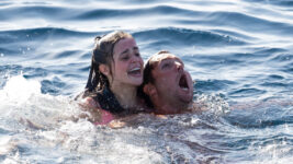 海中から、可愛いあの娘にズドーン…調子こいた若者らをズタボロにするホホジロザメにエール