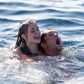 海中から、可愛いあの娘にズドーン…調子こいた若者らをズタボロにするホホジロザメにエール