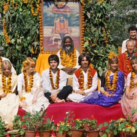 ビートルズが最高傑作「ホワイト・アルバム」生んだ奇跡の8日間に迫る 『ミーティング・ザ・ビートルズ・イン・インド』