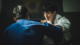 チェ・ウシクが柔道着姿を披露！ 主演作『警官の血』より本編カットシーンを公開