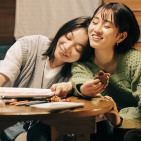 恋愛に興味を持てない女・三浦透子、恋愛至上主義の世界で見つけた「自分の幸せ」とは…？／映画『そばかす』