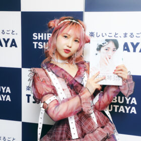 元セクシー女優の戸田真琴がフォトブック発売イベントに登場！ 黒髪からピンクヘアに大胆イメチェン