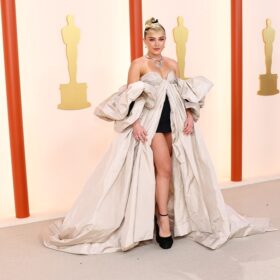 フローレンス・ピュー、レッドカーペットでのショートパンツ姿が話題に！ アカデミー賞注目のファッションは？