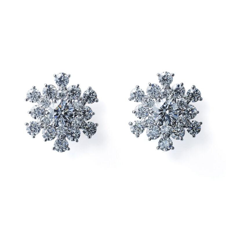 「花雪 HANAYUKI」。雪の結晶をデザインしたダイアモンドのイヤリング。（750WG, Diamond）