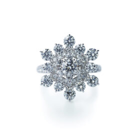 「花雪 HANAYUKI」。雪の結晶をデザインしたダイアモンドのリング。（750WG, Diamond）